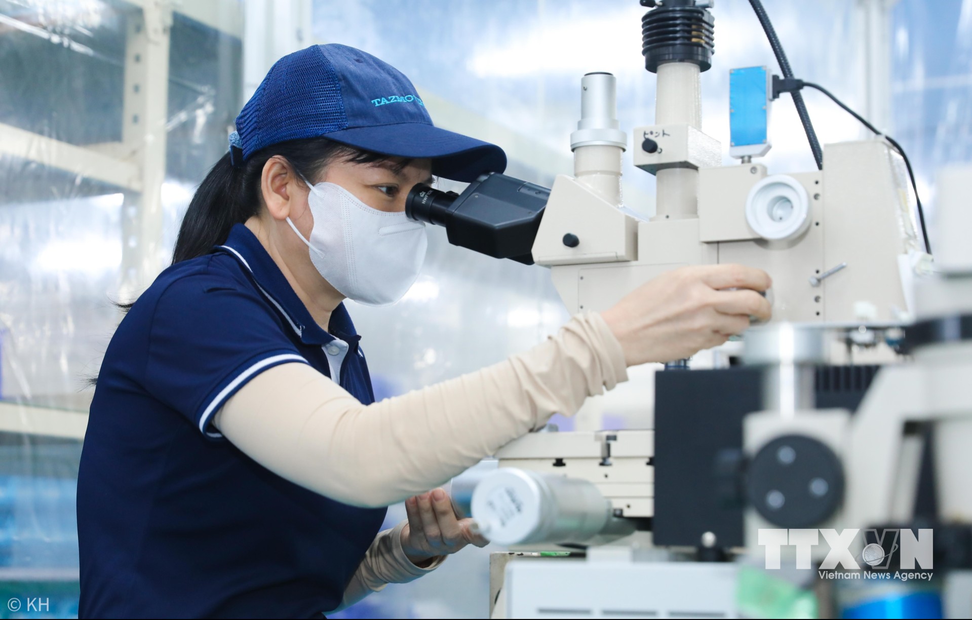Công nhân lắp ráp cụm chi tiết siêu nhỏ đòi hỏi chính xác phục vụ cho sản xuất chíp bán dẫn. (Ảnh: Thành Phương/TTXVN)